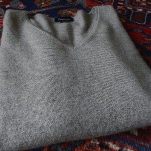 EVELYN CASHMERE SOLID HEATHER GREY V-NECK SWEATER